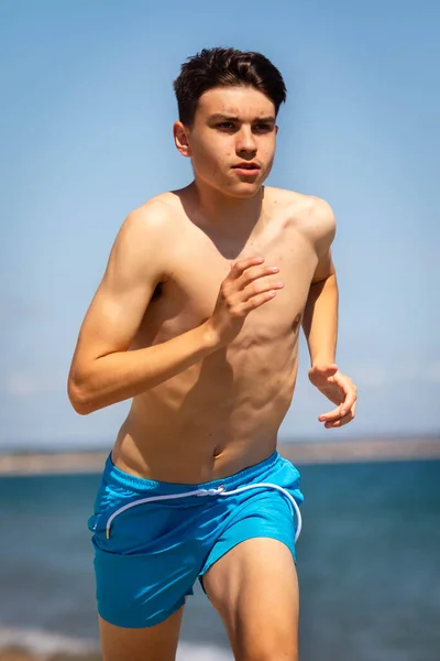 Een Jarige Blanke Shirtloze Tienerjongen Rennend Een Strand Aan Zee — Stockfoto