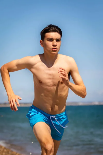 Adolescente Caucásico Años Sin Camisa Corriendo Una Playa Junto Mar — Foto de Stock