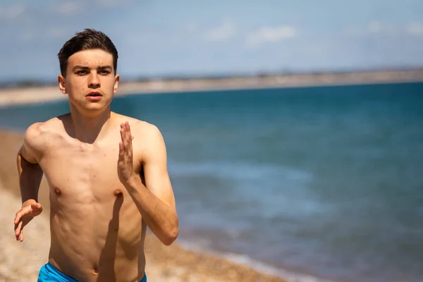 Adolescente Anos Caucasiano Sem Camisa Correndo Uma Praia Lado Mar — Fotografia de Stock