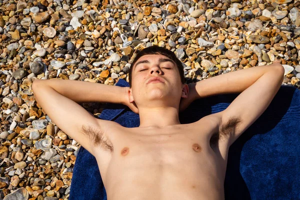 Letý Běloch Bez Košile Dospívající Chlapec Opalování Kamenité Pláži — Stock fotografie