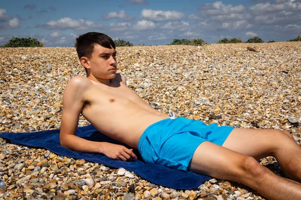 Ein Jähriger Kaukasischer Junge Ohne Hemd Sonnt Sich Einem Steinigen — Stockfoto