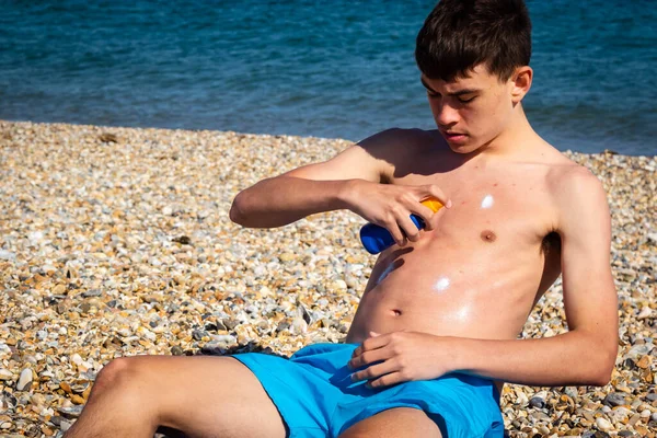 Ein Jähriger Kaukasischer Junge Ohne Hemd Trägt Sonnencreme Auf Sich — Stockfoto