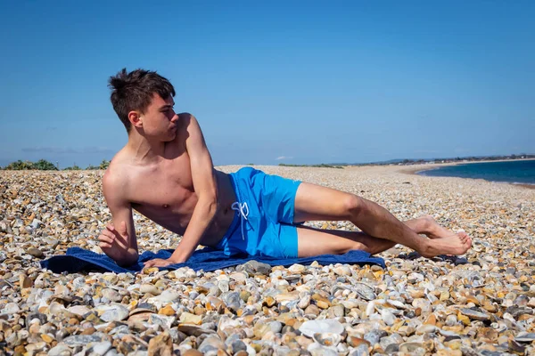 Ein Jähriger Kaukasischer Junge Ohne Hemd Sitzt Auf Einem Steinigen — Stockfoto