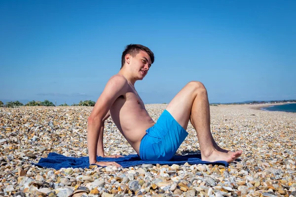 Adolescent Caucazian Ani Stând Plajă Pietroasă — Fotografie, imagine de stoc