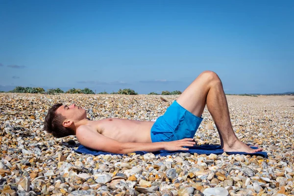 Adolescente Anos Caucasiano Sem Camisa Fazendo Sit Ups Uma Praia — Fotografia de Stock