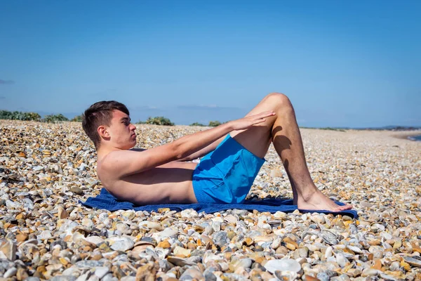 Ein Jähriger Kaukasischer Junge Ohne Hemd Macht Sit Ups Einem — Stockfoto