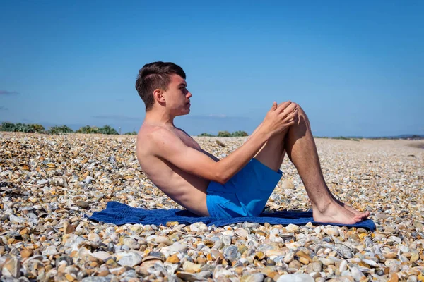 Ein Jähriger Kaukasischer Junge Ohne Hemd Macht Sit Ups Einem — Stockfoto