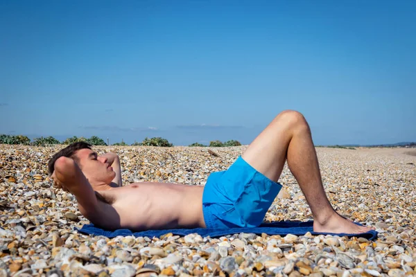 Ein Jähriger Kaukasischer Junge Ohne Hemd Macht Sit Ups Einem — Stockfoto