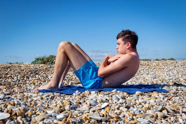 Adolescente Anos Caucasiano Sem Camisa Fazendo Sit Ups Uma Praia — Fotografia de Stock