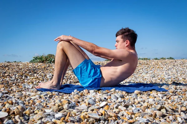 Ein Jähriger Kaukasischer Junge Ohne Hemd Macht Sit Ups Einem — Stockfoto