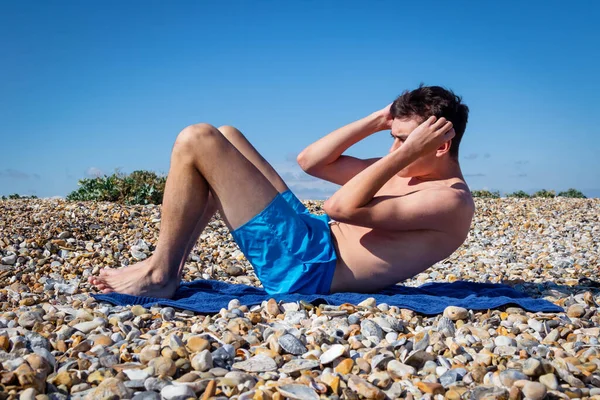 Ein Jähriger Kaukasischer Junge Ohne Hemd Macht Sit Ups Einem — Stockfoto