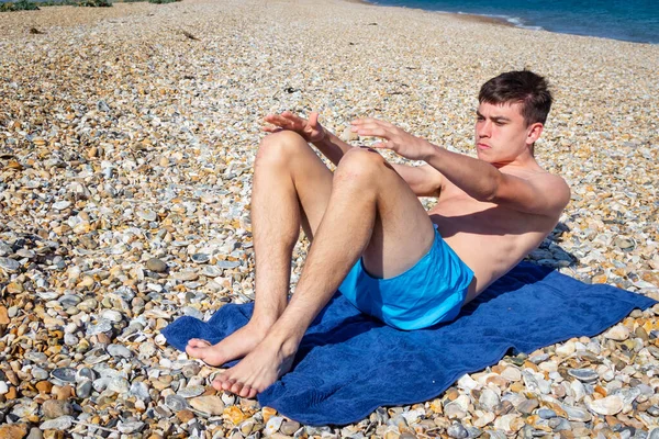 Adolescente Anos Caucasiano Sem Camisa Fazendo Sit Ups Uma Praia — Fotografia de Stock