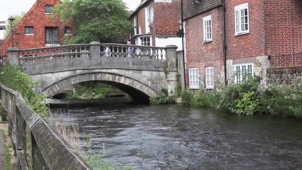 Brug Itchen Bij Bisschop Aan Rivier Pub — Stockvideo