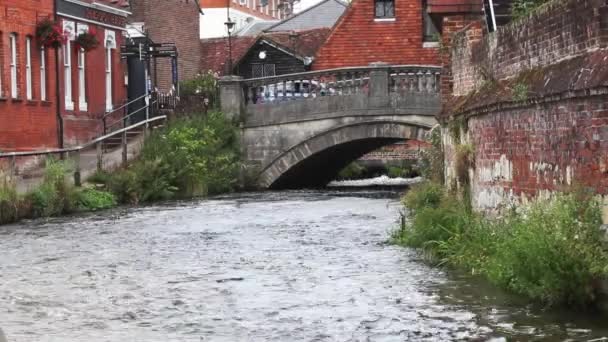 Die Brücke Über Den Fluss Itchen Der Nähe Des Bishop — Stockvideo