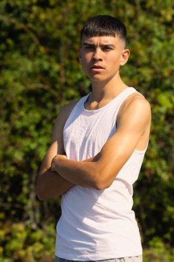 18 yaşında kolsuz tişörtlü bir genç yaz günü