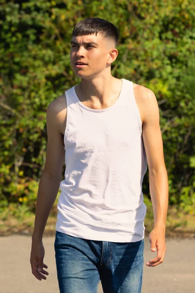 18歳の男の子で 夏の終わりに袖のないトップ — ストック写真
