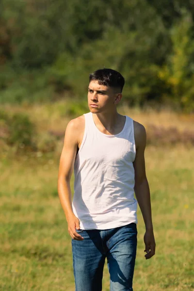 18歳の男の子で 夏の終わりに袖のないトップ — ストック写真