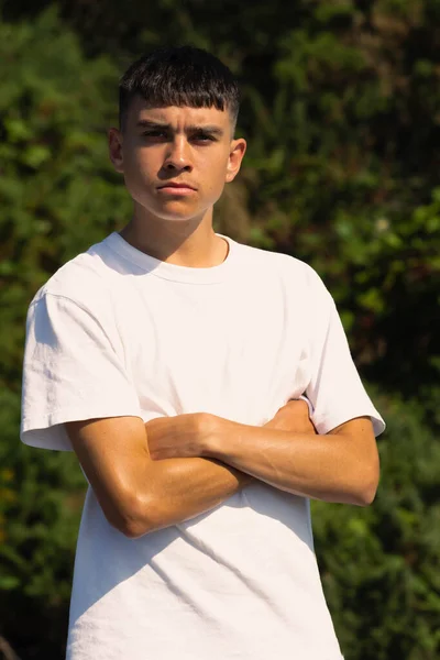 Letni Nastolatek Chłopiec Białym Shirt Zewnątrz Złożonymi Ramionami — Zdjęcie stockowe