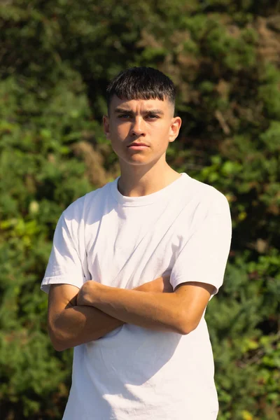 Jähriger Teenager Weißen Shirt Mit Verschränkten Armen Freien — Stockfoto