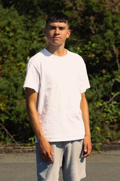 Jähriger Teenager Weißen Shirt Freien — Stockfoto