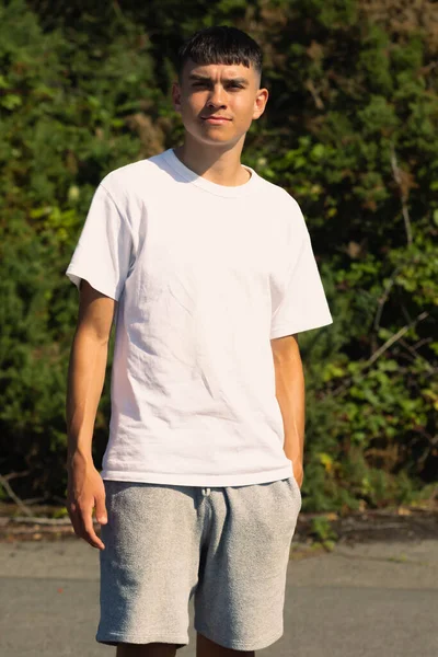 Jähriger Teenager Weißen Shirt Freien — Stockfoto