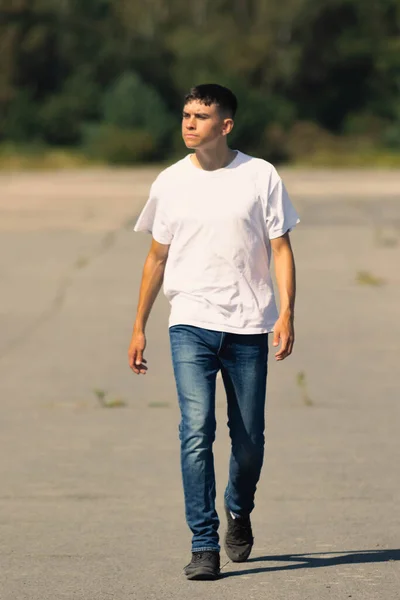 Ans Adolescent Garçon Dans Shirt Blanc Extérieur Jeans Denim Bleu — Photo