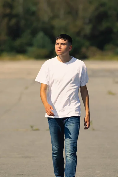 Años Edad Adolescente Niño Una Camiseta Blanca Aire Libre Vaqueros — Foto de Stock