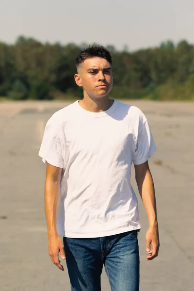 Jähriger Teenager Weißem Shirt Und Blauer Jeans — Stockfoto