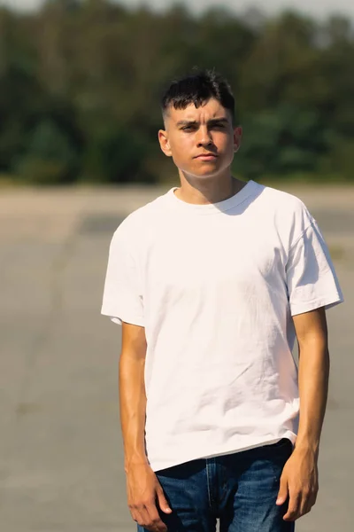 Años Edad Adolescente Niño Una Camiseta Blanca Aire Libre Vaqueros — Foto de Stock