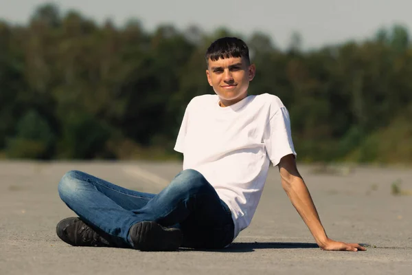 Jähriger Teenager Weißem Shirt Und Blauer Jeans Sitzen — Stockfoto