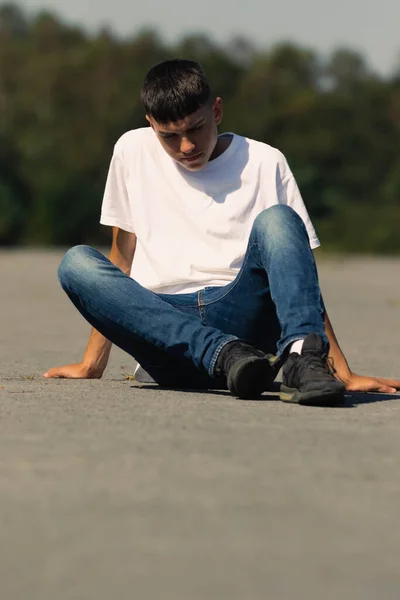 Jähriger Teenager Weißem Shirt Und Blauer Jeans Sitzen — Stockfoto