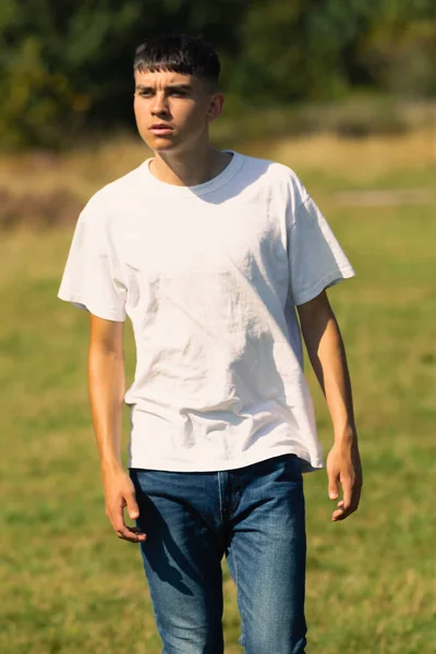 Anos Idade Adolescente Menino Uma Shirt Branca Livre Jeans Jeans — Fotografia de Stock
