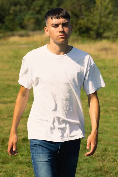 Anos Idade Adolescente Menino Uma Shirt Branca Livre Jeans Jeans — Fotografia de Stock