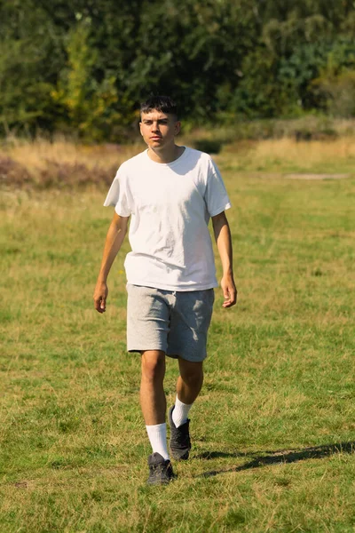 Anos Idade Adolescente Menino Uma Shirt Branca Shorts Livre — Fotografia de Stock