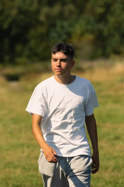 Anos Idade Adolescente Menino Uma Shirt Branca Shorts Livre — Fotografia de Stock