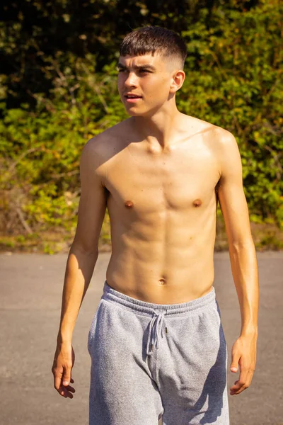暖かい夏の日に外を歩く18歳の10代の少年 — ストック写真