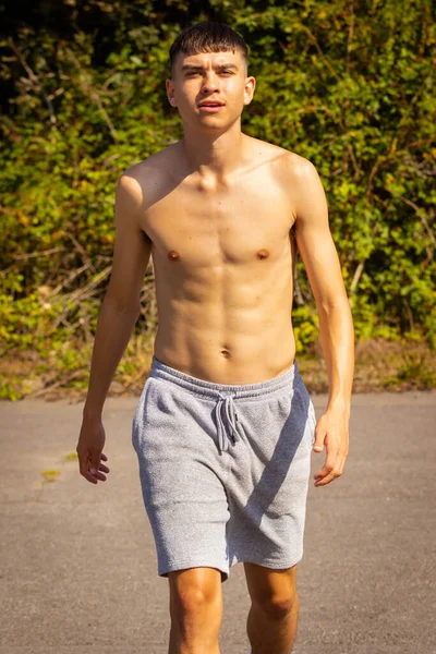 暖かい夏の日に外を歩く18歳の10代の少年 — ストック写真