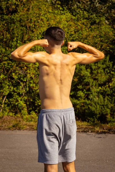 Adolescent Dix Huit Ans Fléchissant Ses Muscles Dos Lors Une — Photo