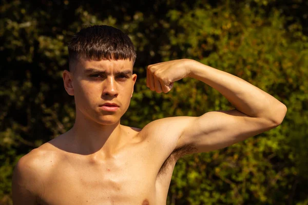 Adolescente Dieciocho Años Flexiona Los Músculos Sus Brazos Cálido Día — Foto de Stock