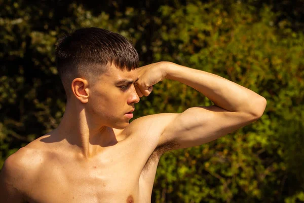 Adolescente Dezoito Anos Flexionando Músculos Dos Braços Dia Quente Verão — Fotografia de Stock