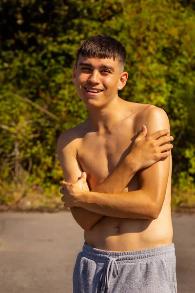 Adolescente Dieciocho Años Posando Cálido Día Verano Sin Camisa — Foto de Stock