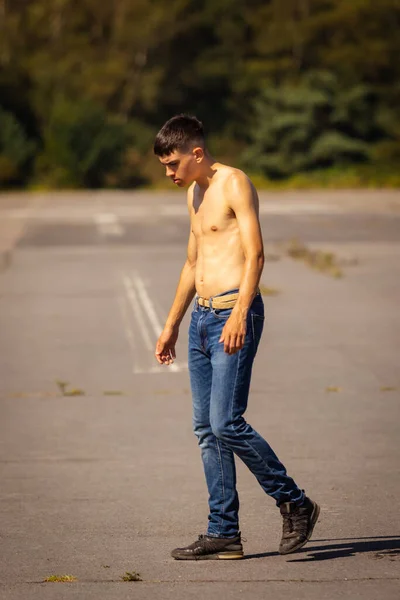 Een Jarige Tienerjongen Die Een Warme Zomerdag Loopt Jeans Zonder — Stockfoto