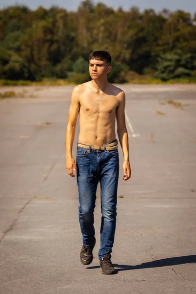 Ein Achtzehnjähriger Teenager Läuft Einem Warmen Sommertag Jeans Und Hemd — Stockfoto