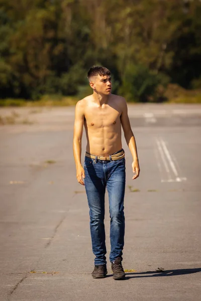 Yaşında Genç Bir Çocuk Sıcak Bir Yaz Gününde Kot Pantolon — Stok fotoğraf