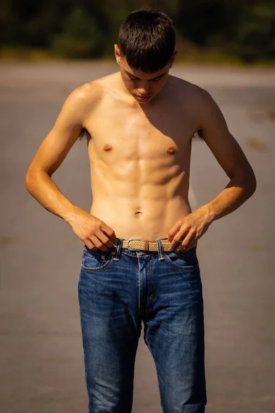 Adolescente Dezoito Anos Fazendo Xixi Dia Quente Verão Vestindo Jeans — Fotografia de Stock