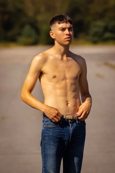 Een Jarige Tiener Die Poseert Een Warme Zomerdag Jeans Zonder — Stockfoto