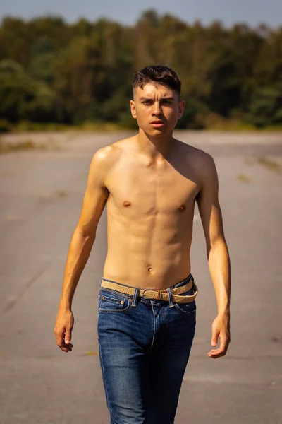 Ein Achtzehnjähriger Teenager Läuft Einem Warmen Sommertag Jeans Und Hemd — Stockfoto