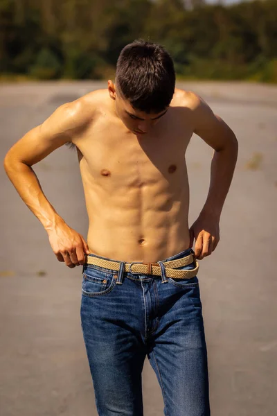 Een Jarige Tiener Die Poseert Een Warme Zomerdag Jeans Zonder — Stockfoto