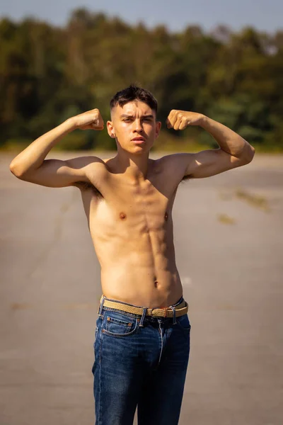 Adolescent Dix Huit Ans Fléchissant Les Muscles Son Bras Lors — Photo