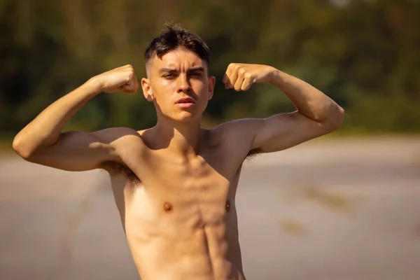 Adolescent Dix Huit Ans Fléchissant Les Muscles Son Bras Lors — Photo